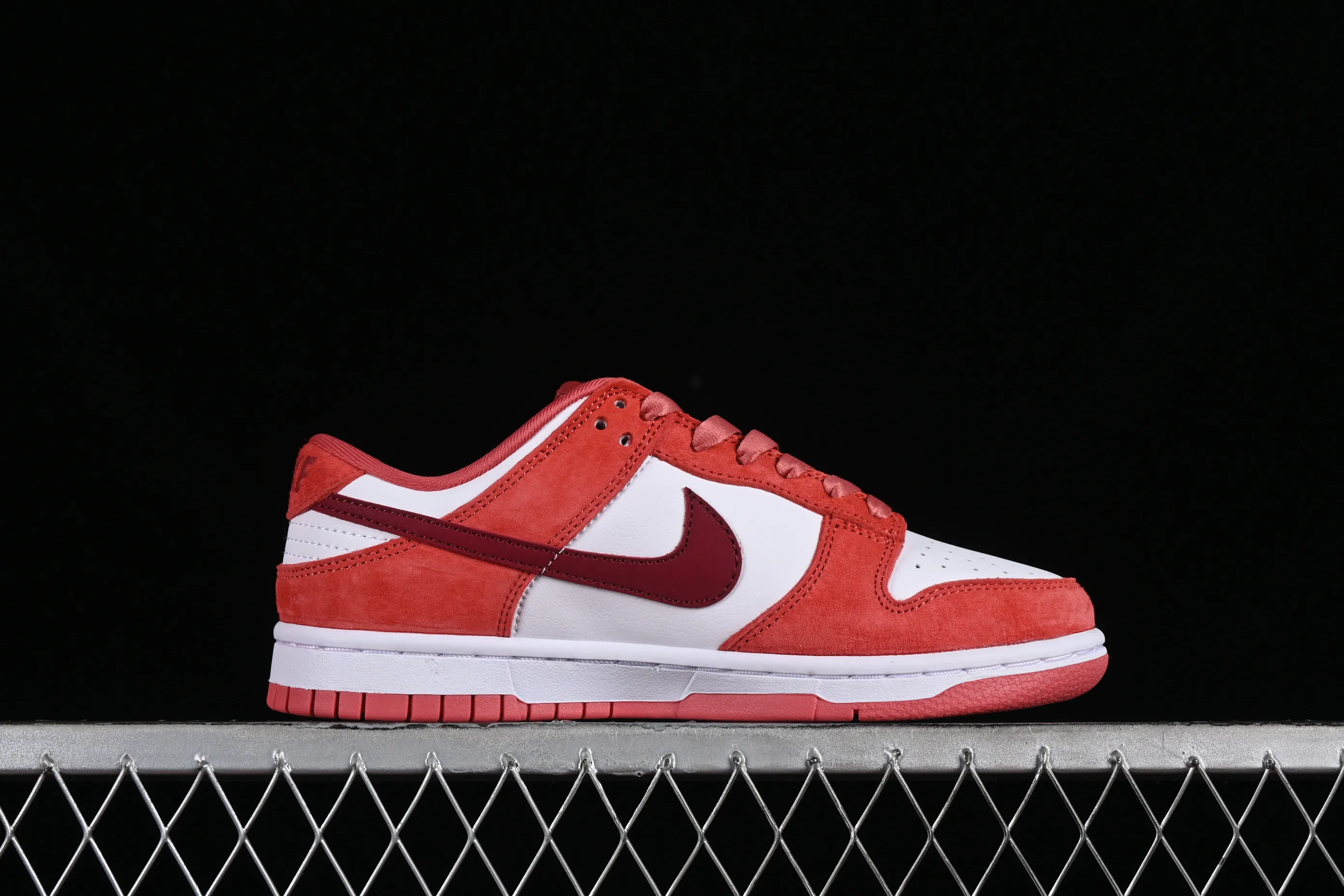All categories Nk SB Dunk series Nk SB Dunk Low low-top sneakers Nk SB Dunk Low Retro "Valentine's Day 2024" White Rose Red Valentine's Day SB low-top casual sports skateboard shoes FQ7056-100